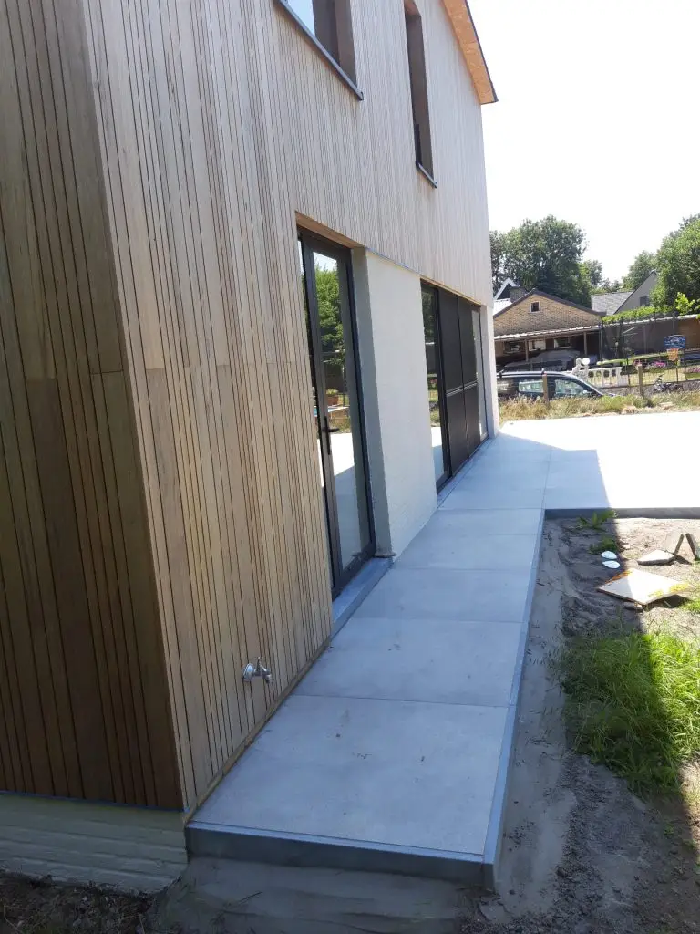 houtskeletbouw met aan de buitenzijde houten thermo frak&eacute; planchetten