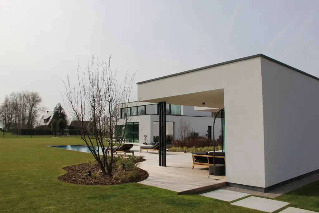 moderne houtskeletbouw met plat dak en afgewerkt met witte crepi.