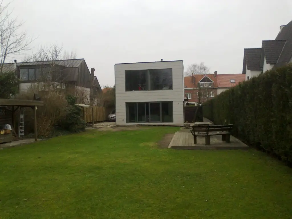 Afgewerkte houtskelet aanbouw in Gentbrugge gezien vanuit de tuin