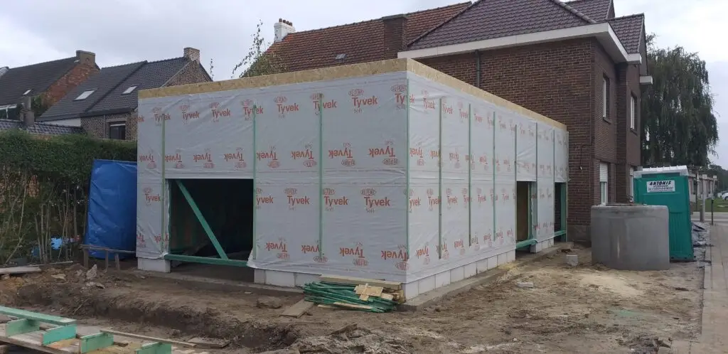 Houtskeletwanden van de aanbouw met plat dak in Lievegem