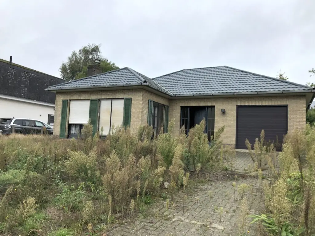 Bestaande bungalow in Merelbeke vóór de renovatie en plaatsing van de extra verdieping