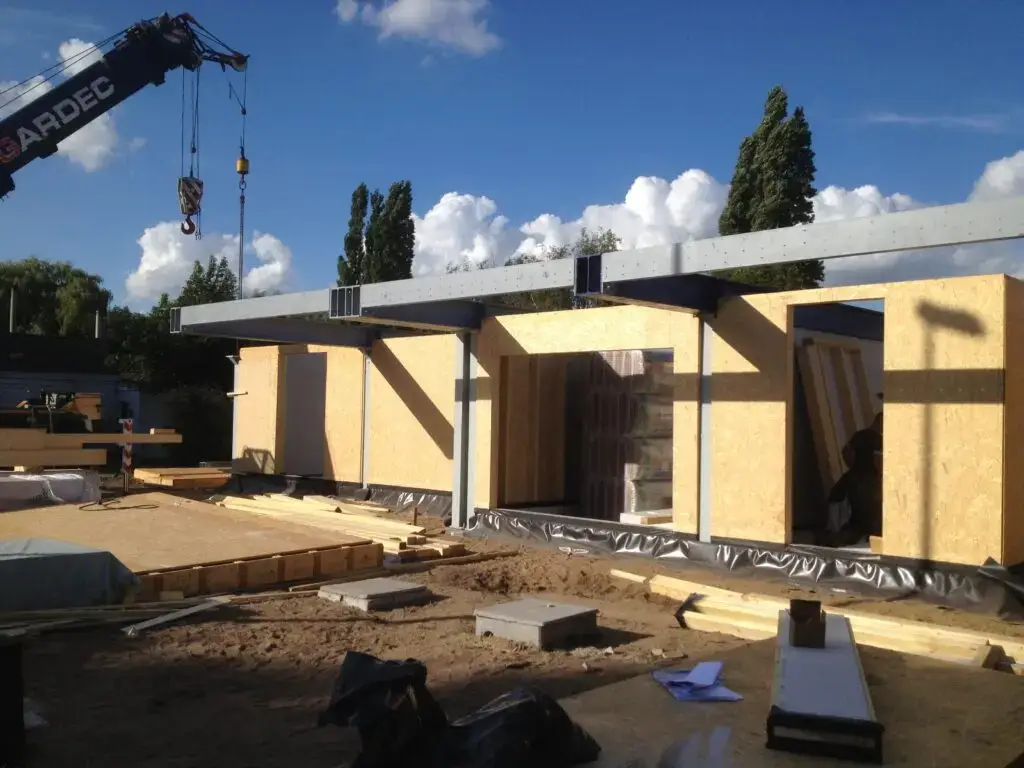 Staalconstructie gecombineerd met houtskelet tijdens de bouw in Zulte