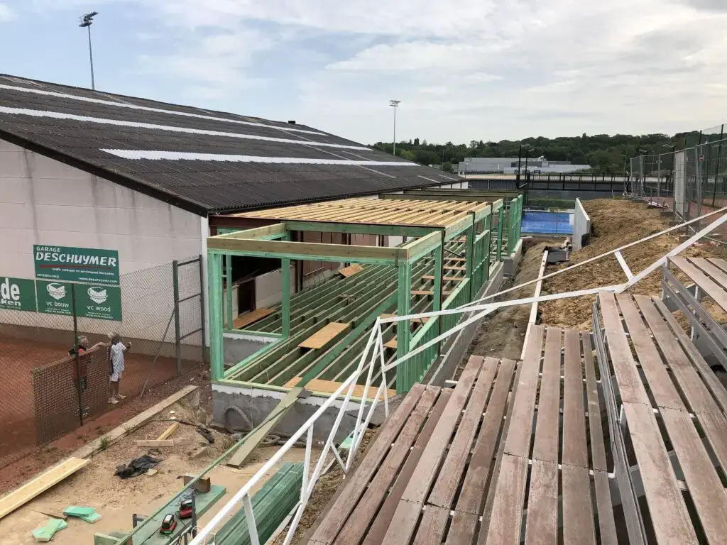 Houten wand- en dakstructuur van het nieuwe clubhuis naast de tennishal in Zottegem