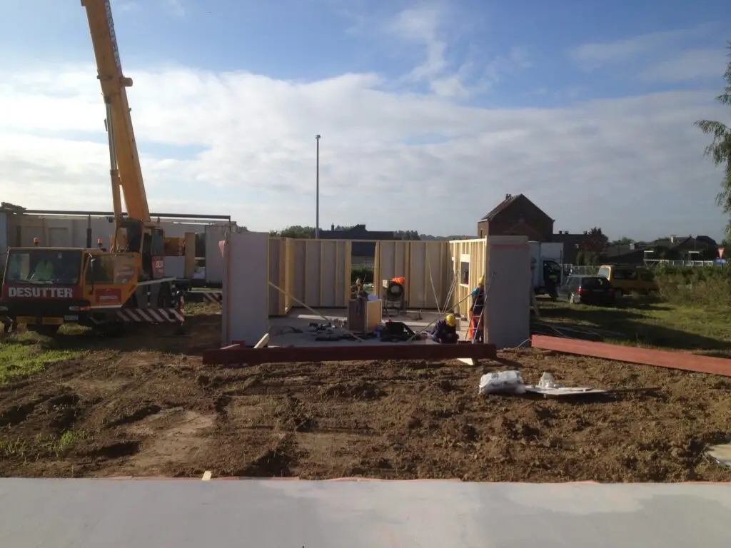 Overzicht van de houtskeletconstructie tijdens de opbouw in Nossegem