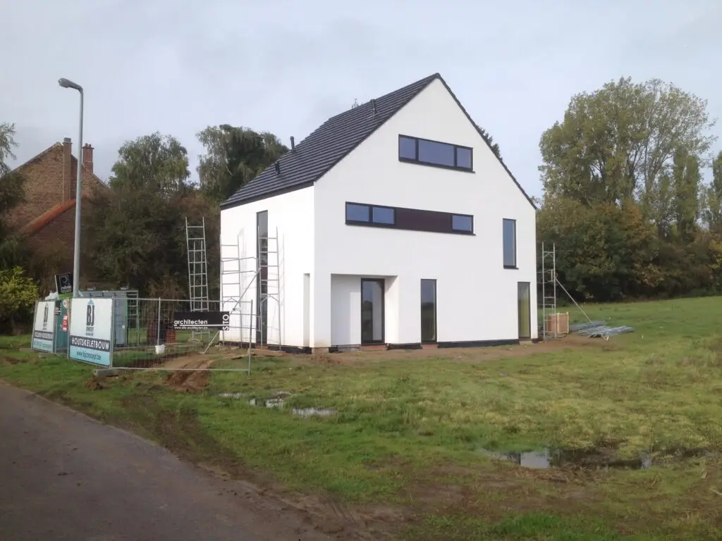 Voorgevel van de nieuwbouwwoning in Nossegem met witte crepi