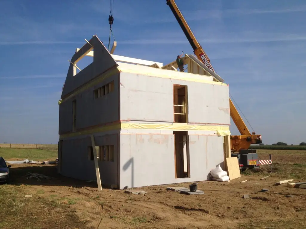 Opbouw van de houtskeletwoning in Nossegem met een bouwkraan