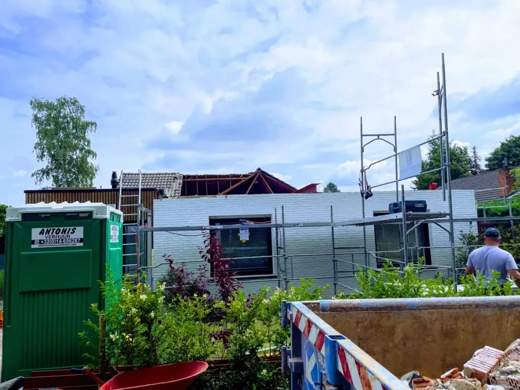 Woning in Beersel tijdens de afbraak van het dak, met steigers langs de bestaande gevel