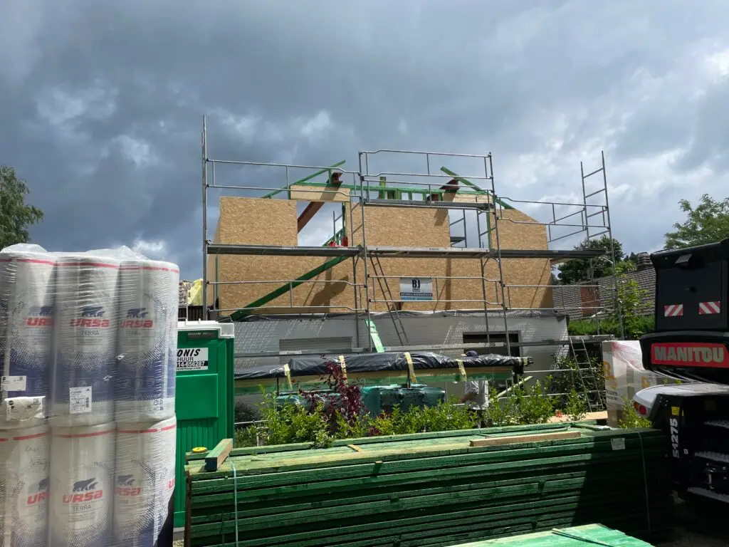 Extra verdieping in opbouw met houten structuur en plaatbekleding boven de woning in Beersel