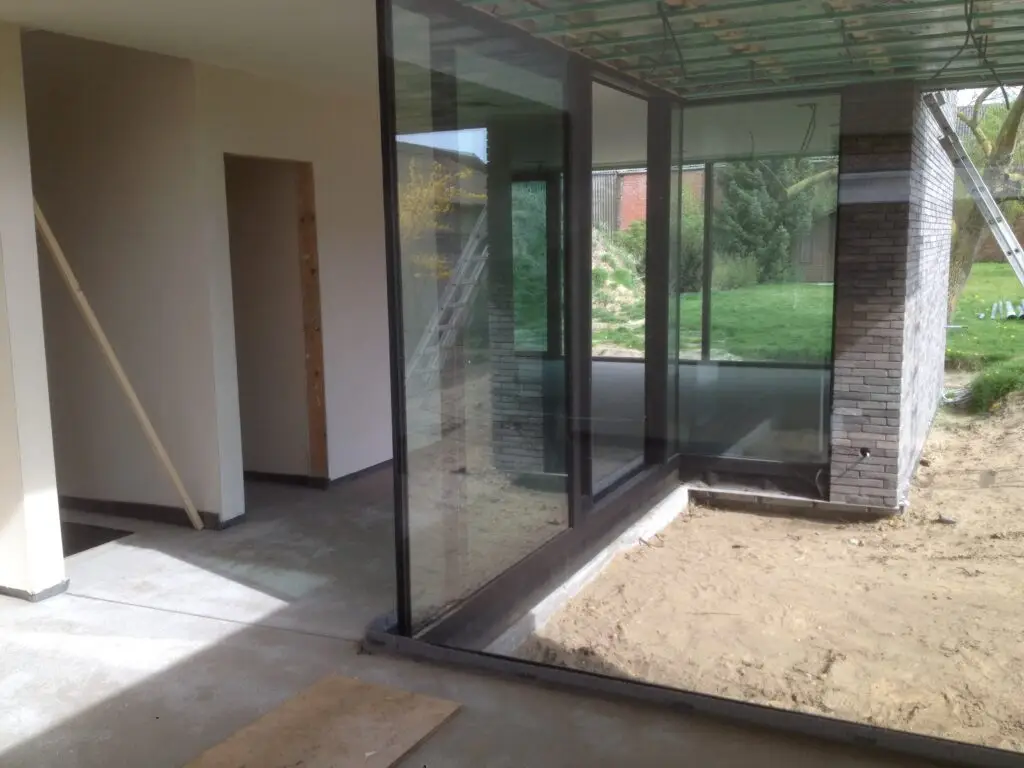 Binnenzijde met grote raampartij in een nieuwbouwwoning in Zulte