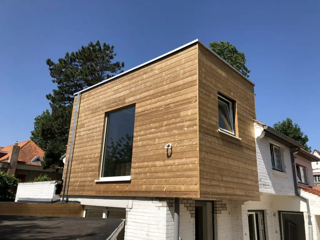 Extra verdieping in Koksijde met horizontale houten gevelbekleding op een bestaande woning