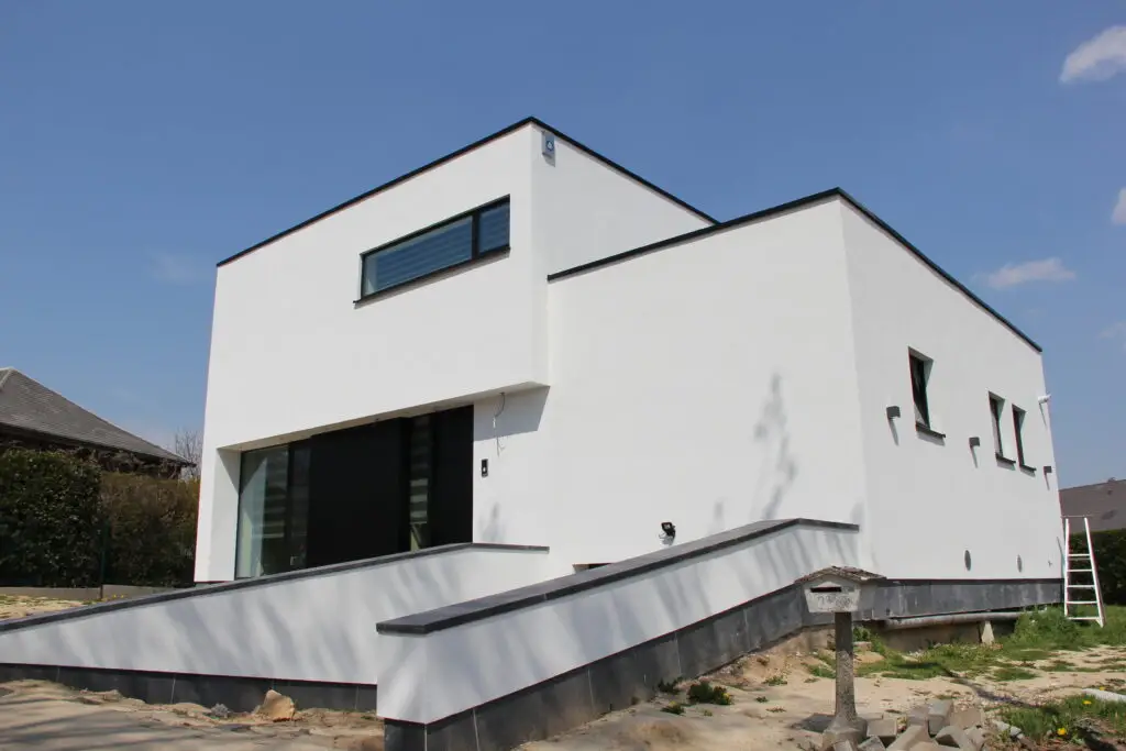 Optopping in Sint-Pieters-Leeuw met witte crepi op de bestaande woning en extra verdieping