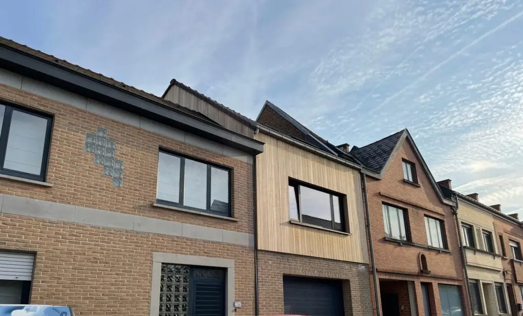 Optopping boven een garage in Brakel met verticale houten gevelbekleding en een breed raam