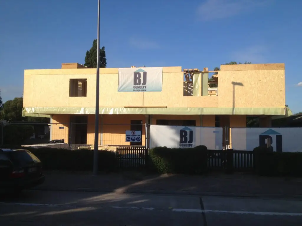 Plaatsing van houtskeletwanden voor de twee woningen in Zulte
