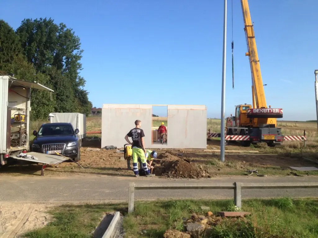 Start van de montage van de houtskeletwanden in Nossegem