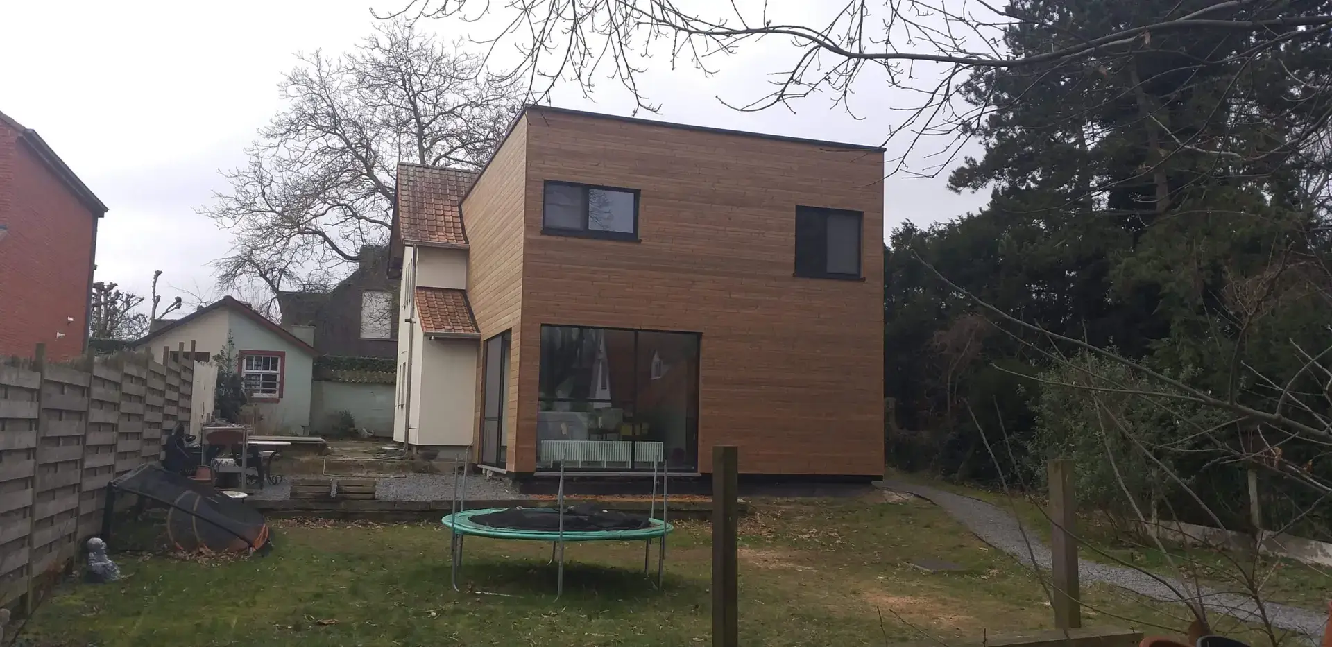 Houten gevelbekleding van de aanbouw en extra verdieping in Heusden
