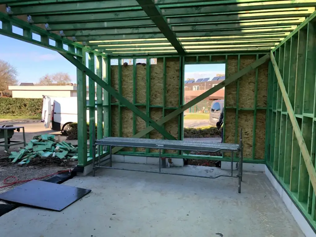 Houten wanden en dakbalken van de kantooruitbreiding tijdens de bouw