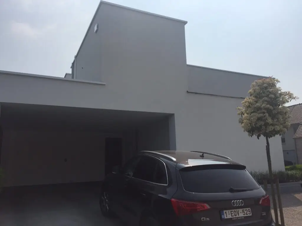Crepigevel van de aanbouw in Waregem gezien vanaf de oprit
