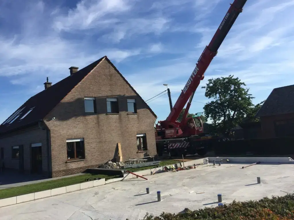 Funderingsplaat met kimblokken voor de houtskeletwanden van de nieuwbouw in Zottegem