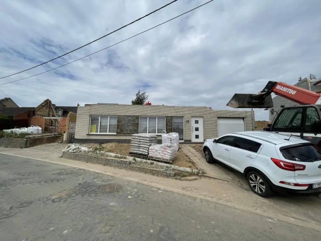 Bestaande woning in Zottegem zonder dak, vóór de houtskeletopbouw
