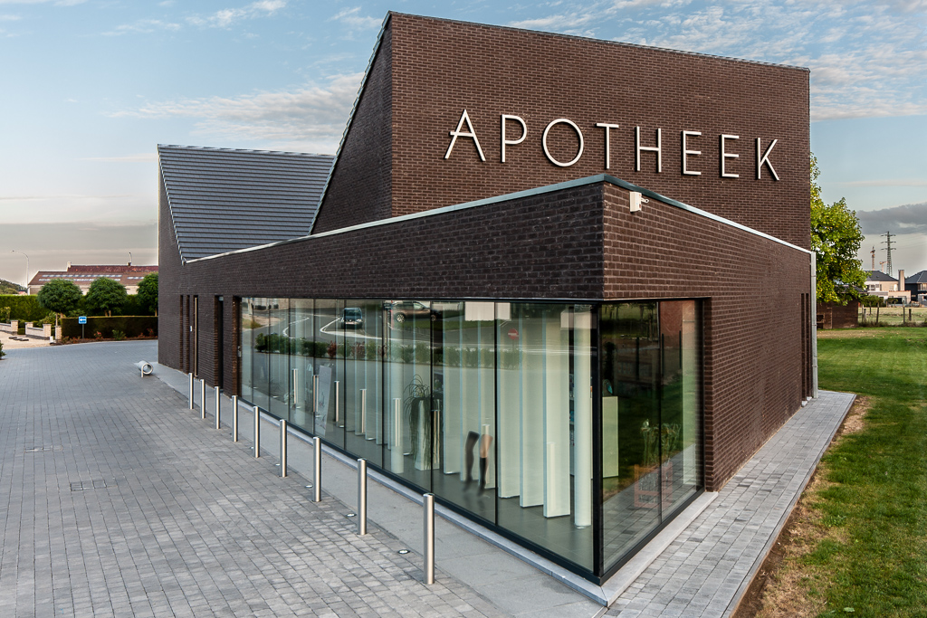 apotheek te Zottegem aan de Buke. zwarte gevelsteen met veel glas. constructie is in houtskeletbouw