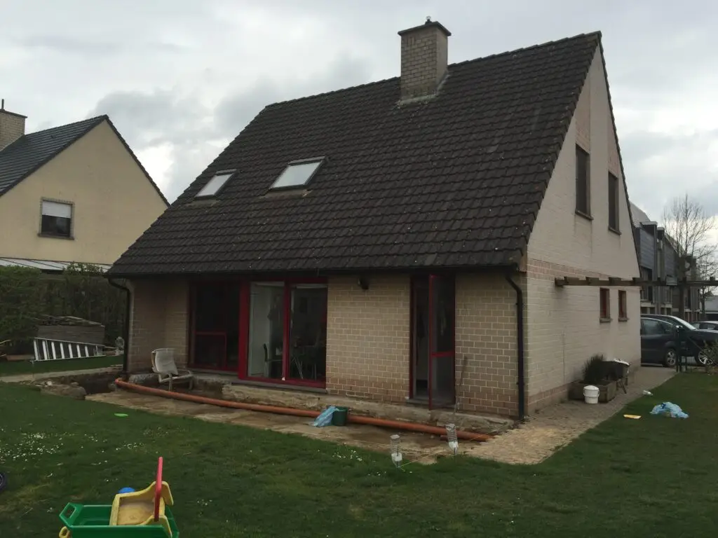 Bestaande woning met hellend dak vóór de verbouwing in Lierde