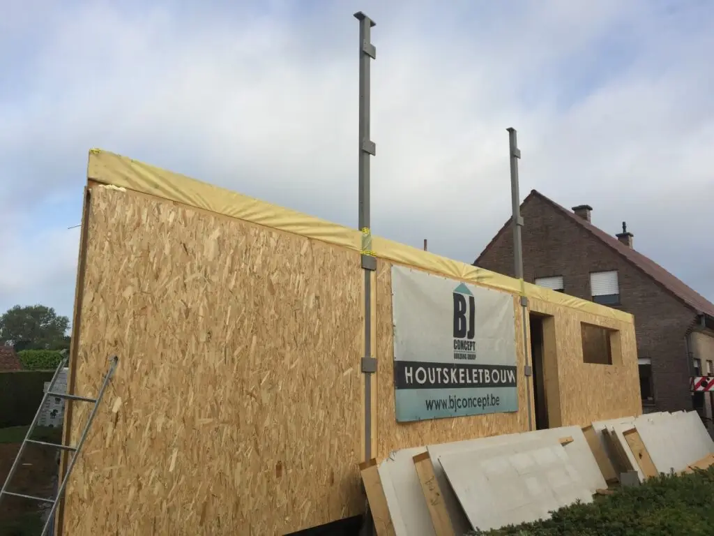 Houtskeletwand met OSB-beplating, werfdoek van BJ Concept en stalen kolommen in Zottegem