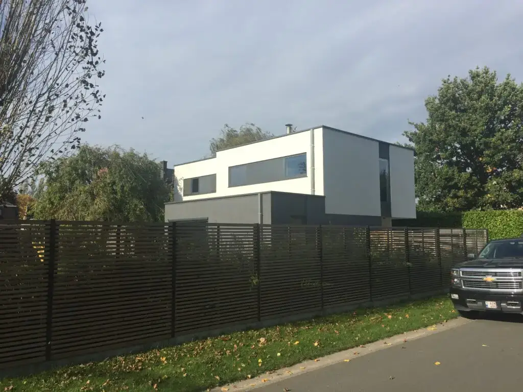 Moderne woning met witte crepi en horizontale ramen in Landegem