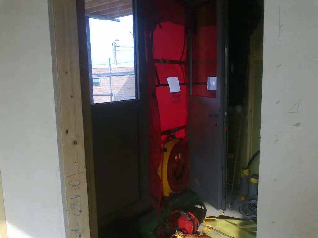 Blowerdoortest met ventilator in de deuropening van de woning in Ophasselt