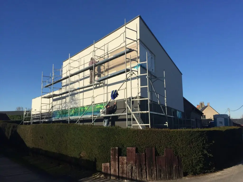 Gevelisolatie en stelling rond de bovenverdieping van de nieuwbouw in Zottegem