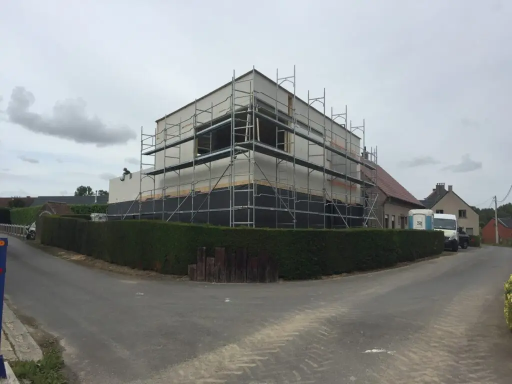 Nieuwbouwwoning met stelling tijdens het aanbrengen van de onderlagen voor de crepi in Zottegem