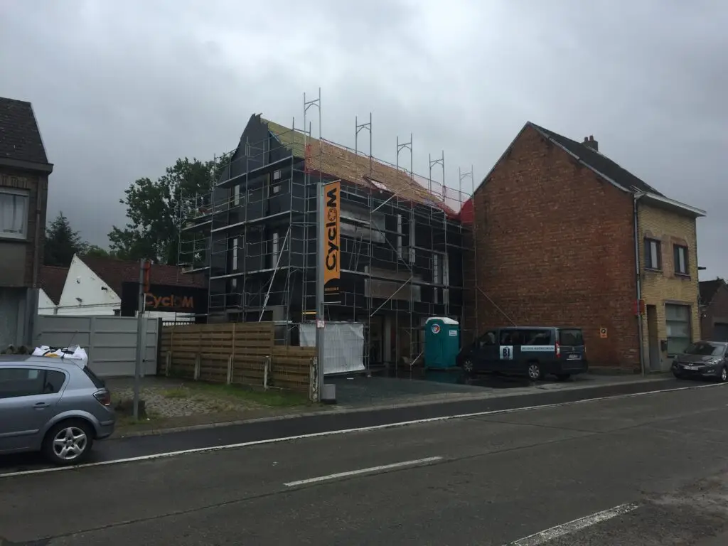 Gebouw voor woning en Cyclom in Ninove met stelling tijdens de houtskeletwerken
