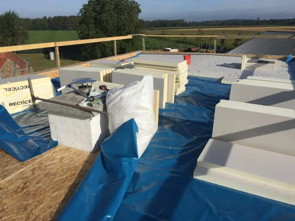 Plat dak van de optopping in Oosterzele met isolatieplaten en tijdelijk afdekmateriaal