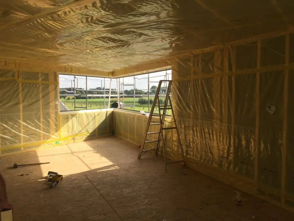 Binnenzicht met dampscherm aan wanden en plafond en een hoekraam in Zottegem