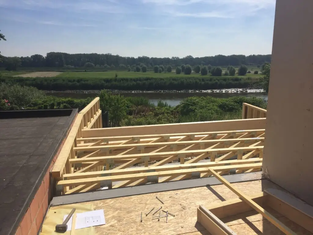 Detail van de houten constructie tijdens de nieuwbouw in Wichelen