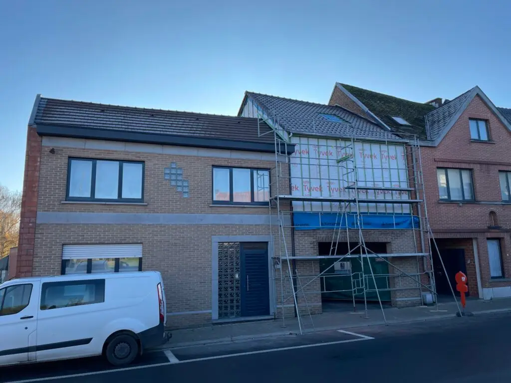 Optopping boven de garage in Brakel met pannendak, gevelfolie en steiger