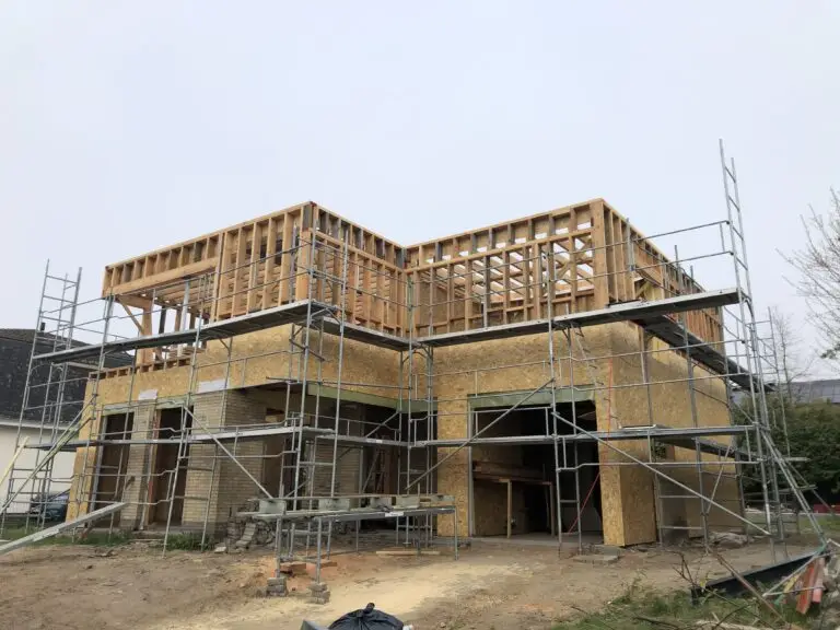 plaatsen van een extra verdieping in houtskelet op een bestaande houtskelet woning. de extra verdieping is in opbouw waardoor je de houtskelet balken nog deels kan zien.