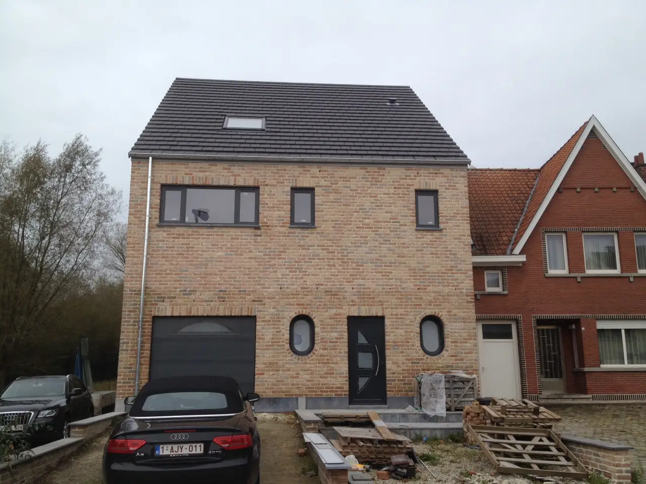 Woning in Kerksken na het toevoegen van een extra verdieping met gevelsteen en een hellend dak