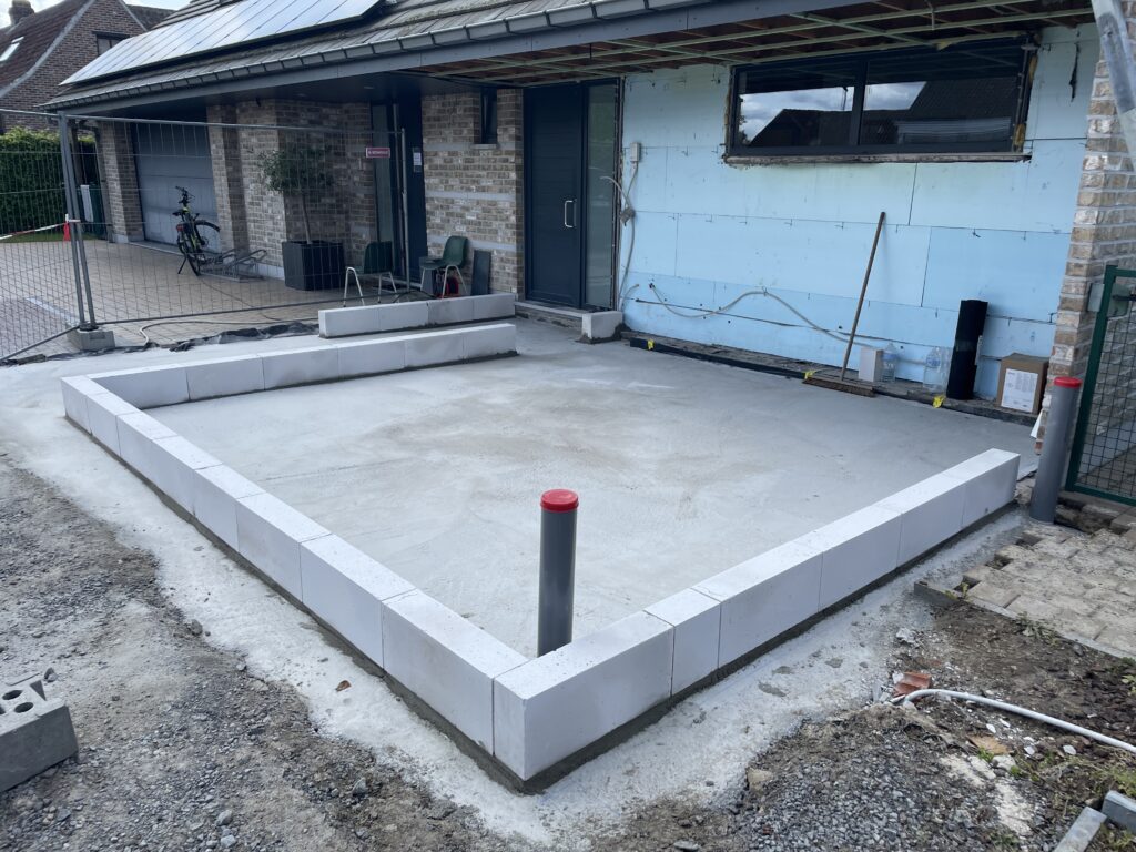 Kimblokken op de funderingsplaat voor de houtskelet aanbouw in Merelbeke