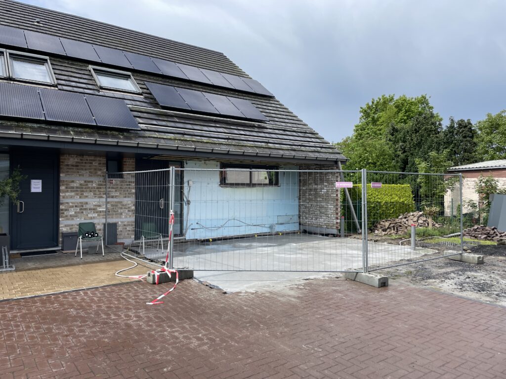 Betonnen funderingsplaat voor de aanbouw aan de dokterspraktijk in Merelbeke