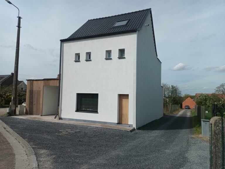 bestaande woning voorzien van een geïsoleerde crepi. naast de woning is een carport geplaatst