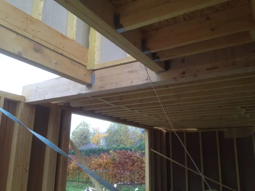Detail van de aansluiting tussen de houten vloer en houtskeletwanden in Boortmeerbeek
