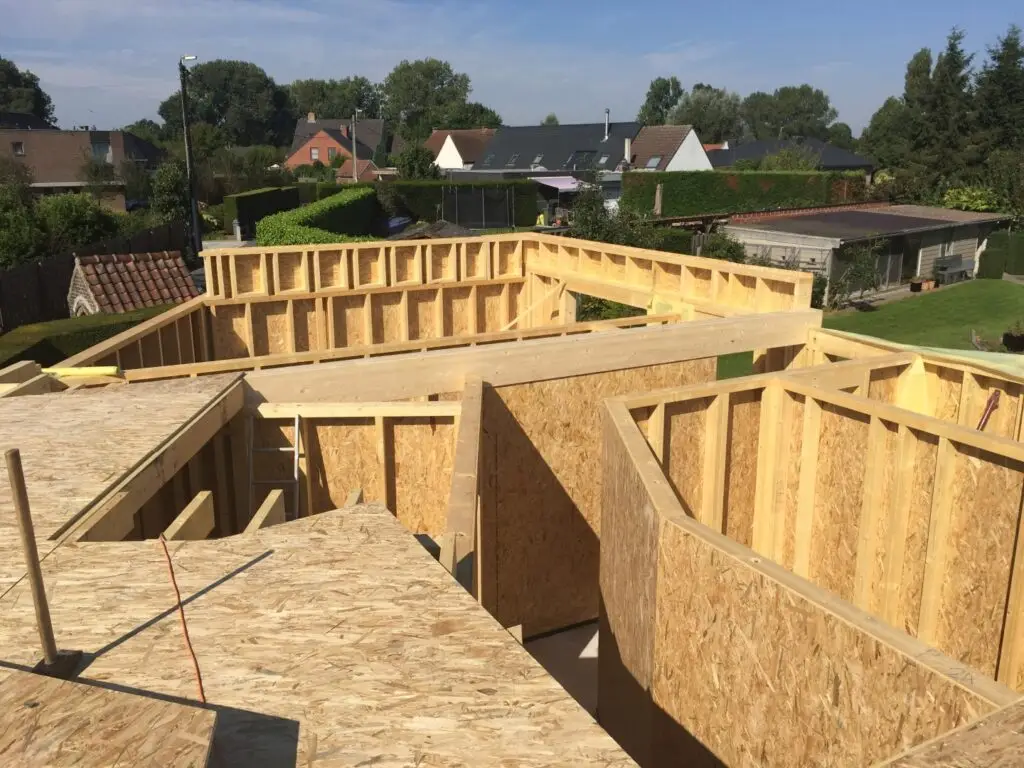 Overzicht van de houten wandstructuur tijdens de nieuwbouw in Zottegem