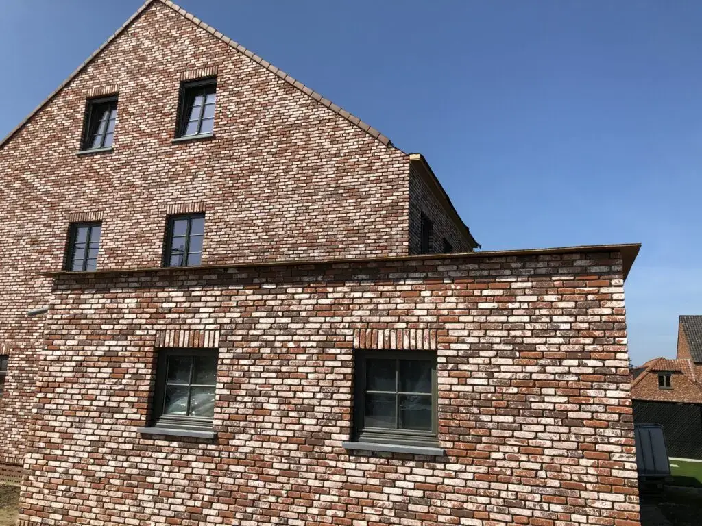 Rustieke nieuwbouwwoning met bakstenen gevel en zadeldak in Haaltert