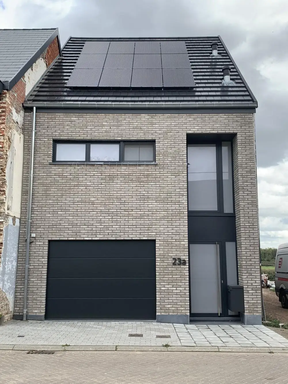 Nieuwbouwwoning in houtskeletbouw in Wichelen met lichte bakstenen straatgevel