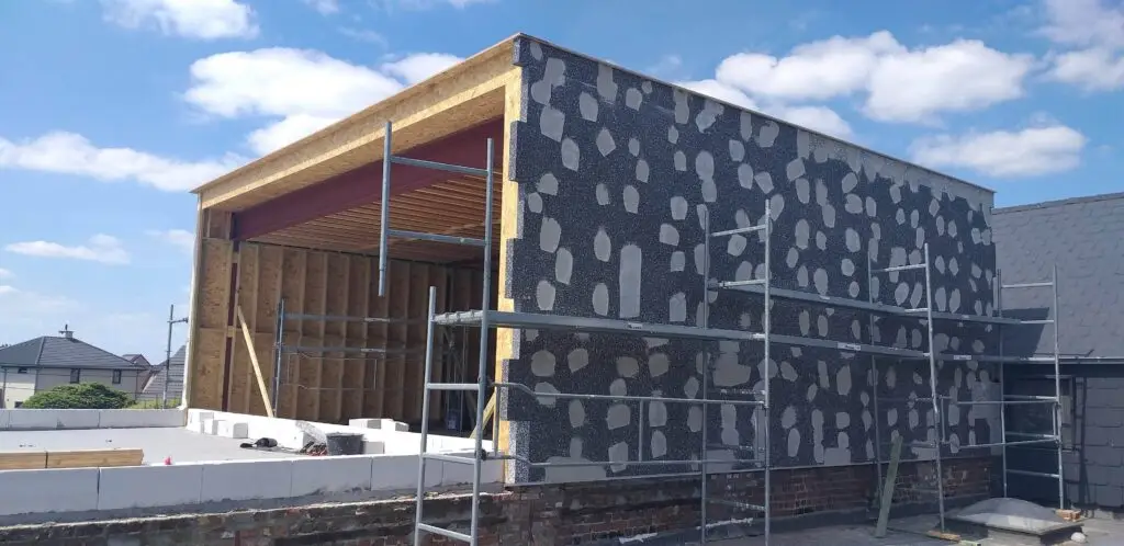 Geplaatste isolatie voor crepi op de houtskeletoptopping bij De Kring in Oudenaarde