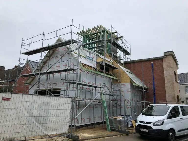 houtskelet aanbouw met gevelfolie en liftkoker