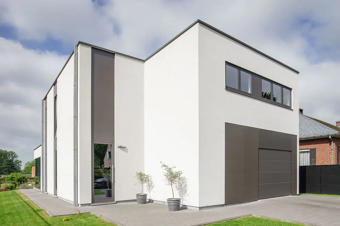 Moderne woning met lichte crepi en grote ramen in Dendermonde