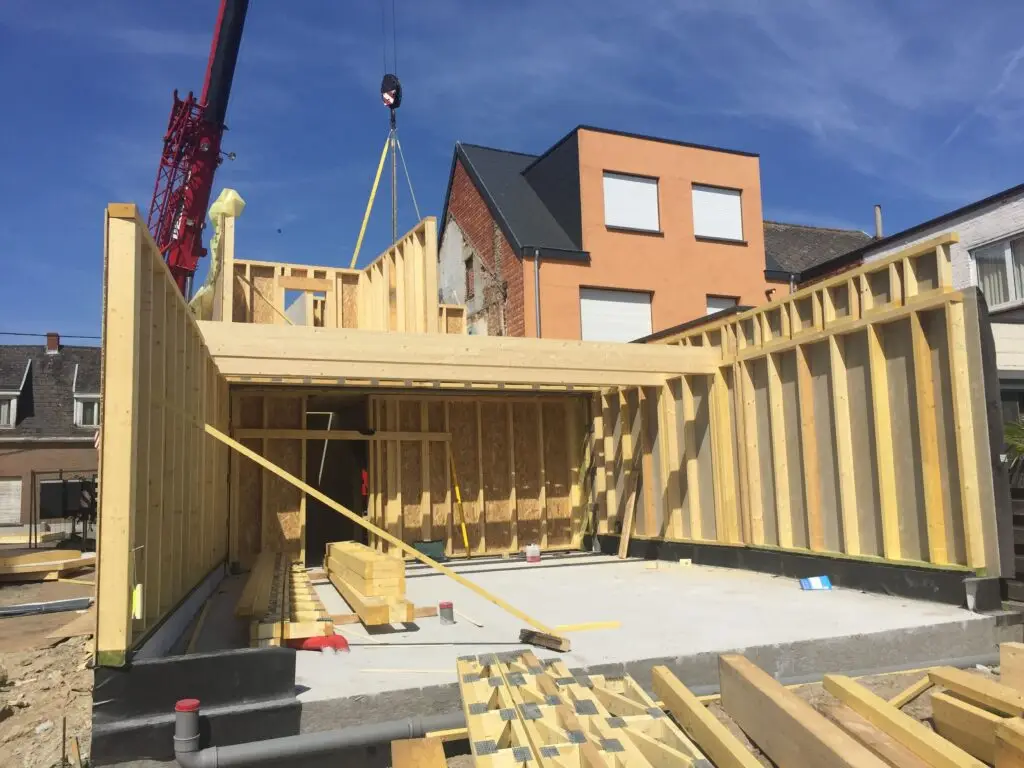 Opbouw van de houtskeletnieuwbouw in Wichelen met een kraan