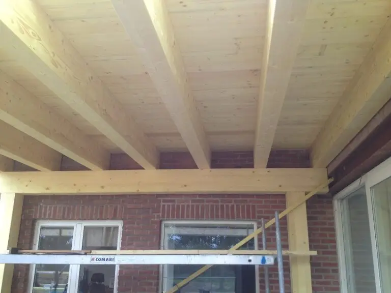 houtskeletbouw, zichtbare balken en vloerdelen.