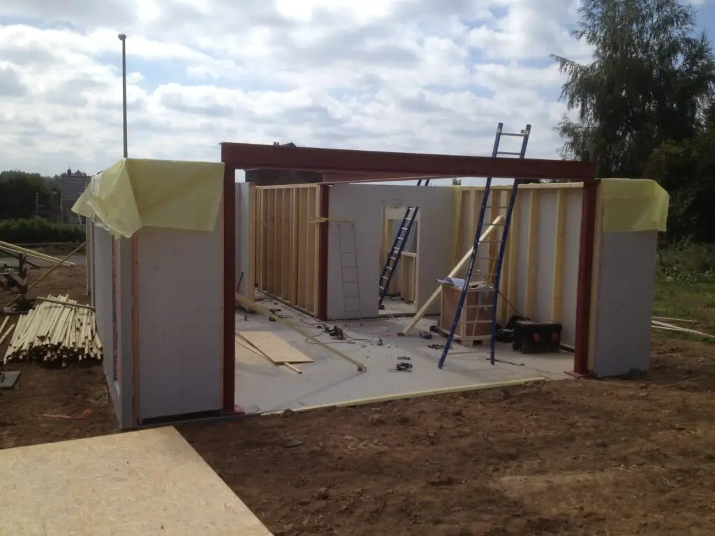 Houten wandconstructie tijdens de ruwbouw in Nossegem